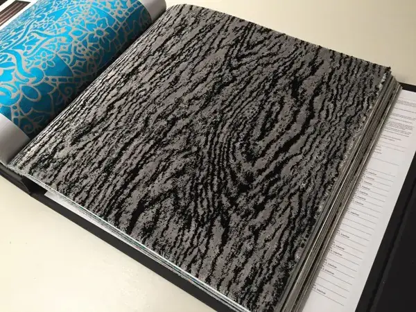 black-velvet-woodgrain-romo-black-astratto