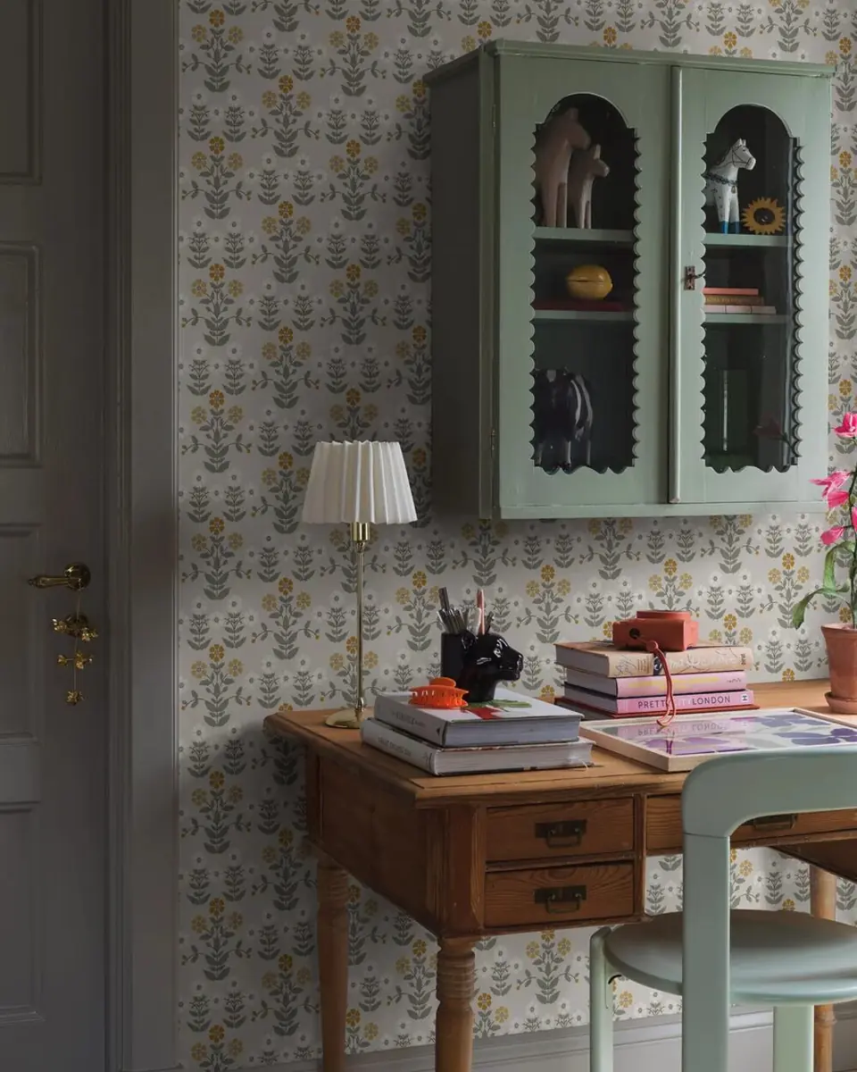 Sippor wallpaper by Boråstapeter with delicate florals