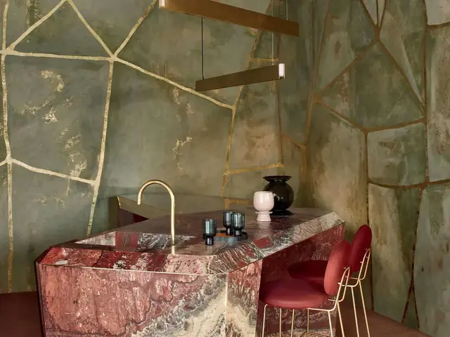 Contemporary Kintsugi inspired metallic wallcovering in an elegant interior