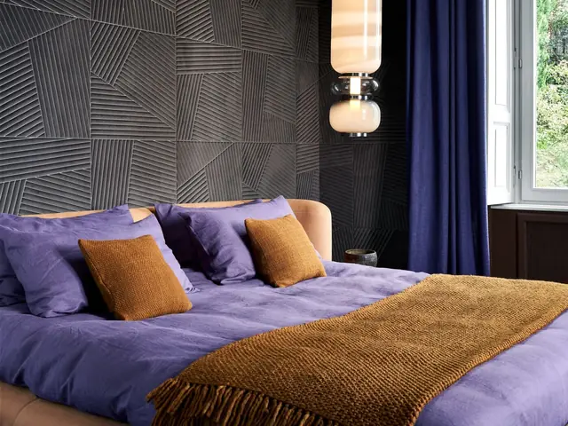 Dark textured wallcovering in a cocooning bedroom