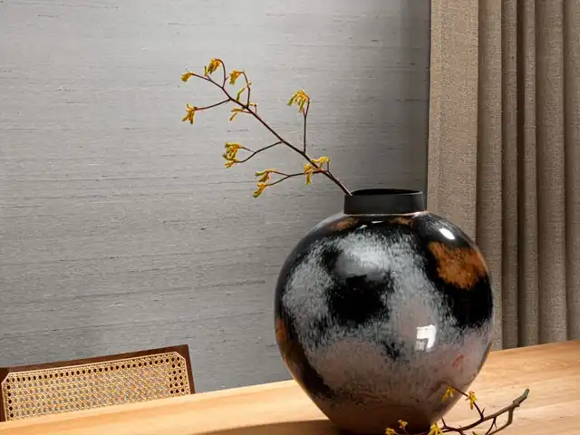 Natural silk-effect silver wallcovering with subtle horizontal texture