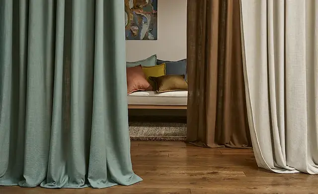 Wide-width flame-retardant curtain fabrics in complementary colours